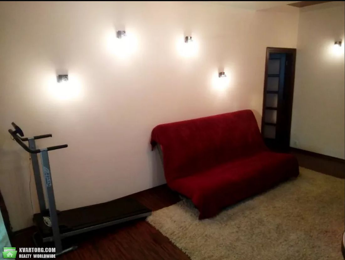 Rent out 2-room apartment. Киев,  Салютная — photo 1