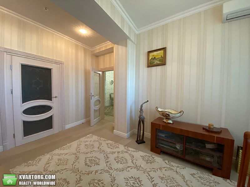 Rent out 4-room apartment. Киев,  Соломенская — photo 4