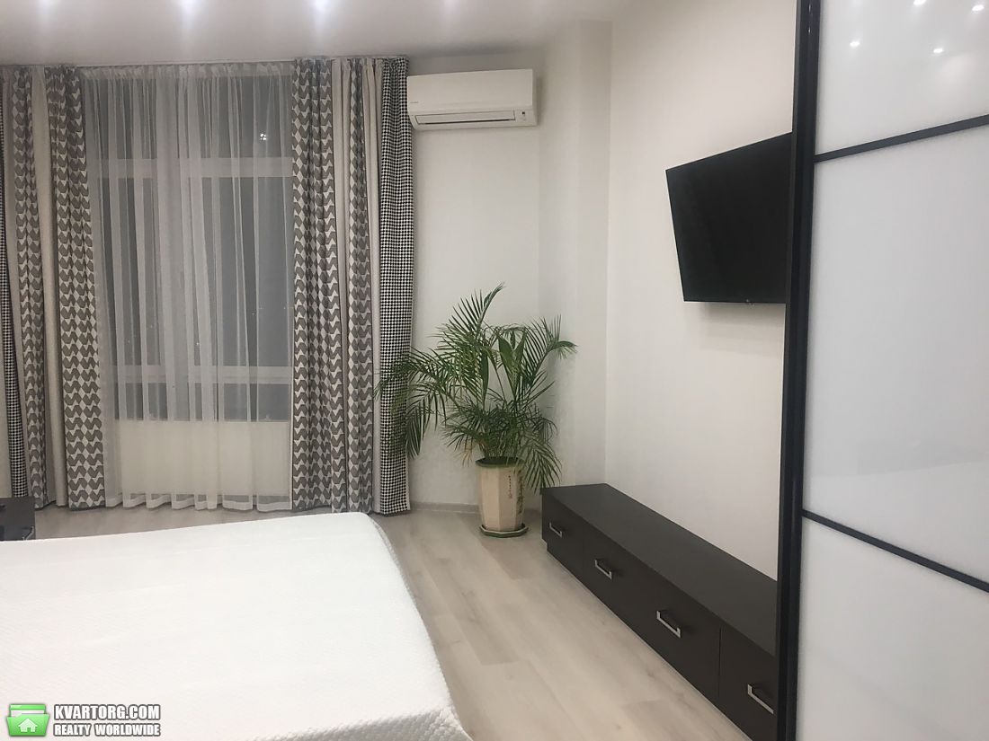 Rent out 2-room apartment. Киев,  Оболонский пр — photo 1
