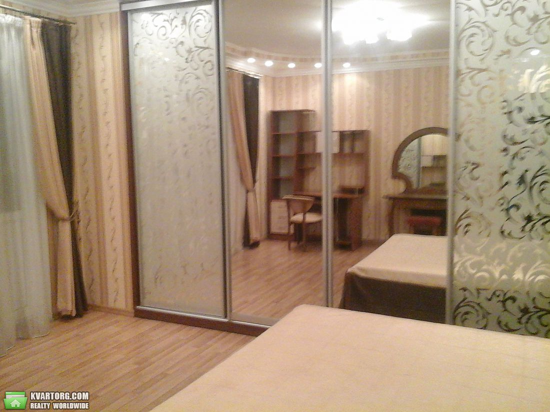 Rent out 2-room apartment. Киев,  Курская — photo 1