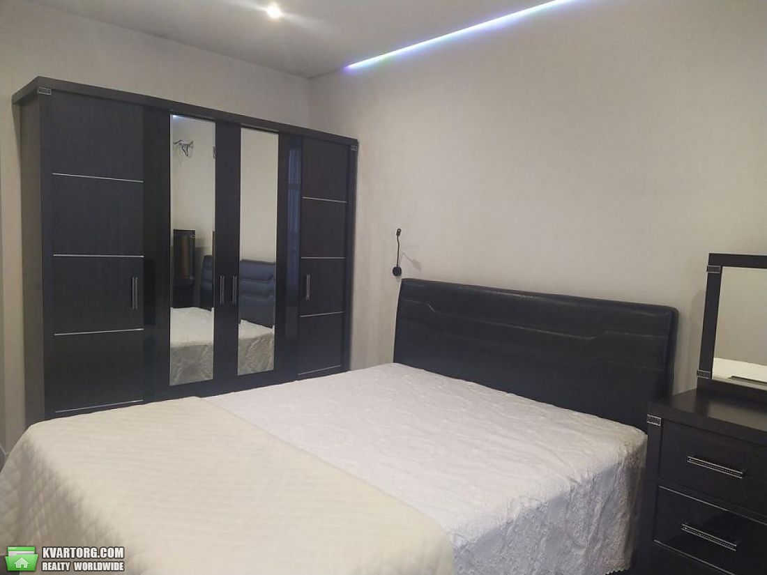 Rent out 3-room apartment. Киев,  Юношеская — photo 1