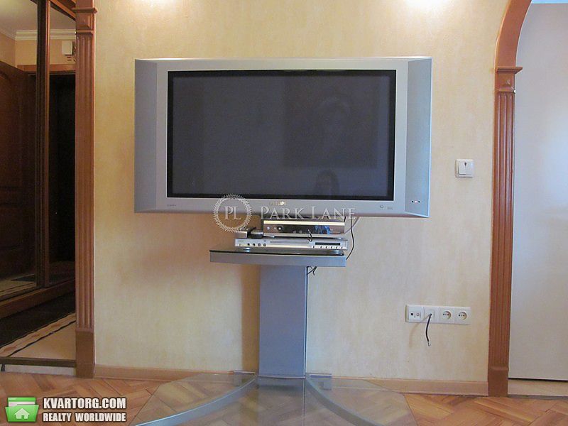 Rent out 2-room apartment. Киев,  Жилянская — photo 5
