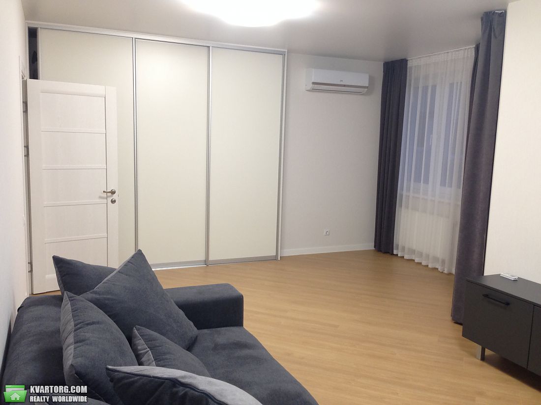 Rent out 2-room apartment. Киев, Комарова космонавта просп — photo 5