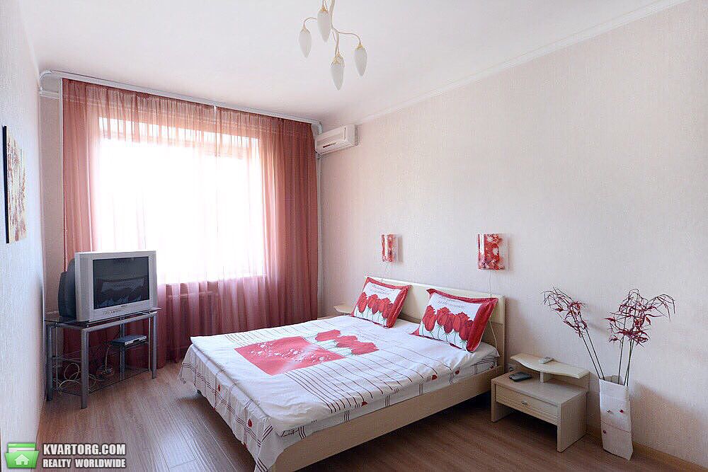 Rent out 2-room apartment. Киев, Бассейная — photo 1