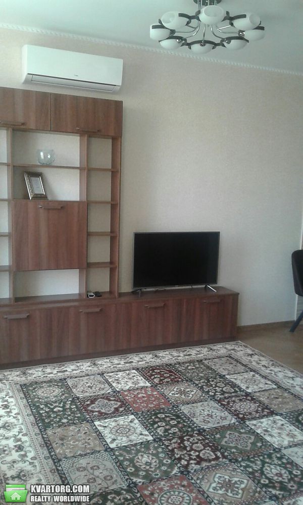 Rent out 1-room apartment. Киев, Соборности — photo 1