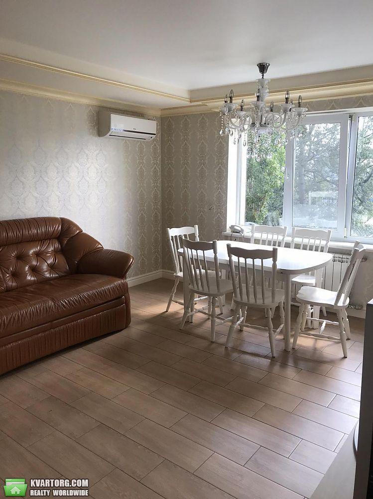 Rent out 3-room apartment. Киев,  Жилянская — photo 1