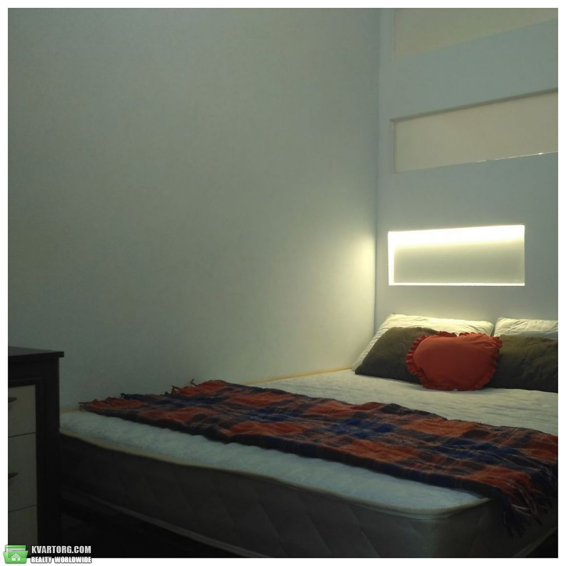 Rent out 2-room apartment. Киев,  Салютная — photo 1