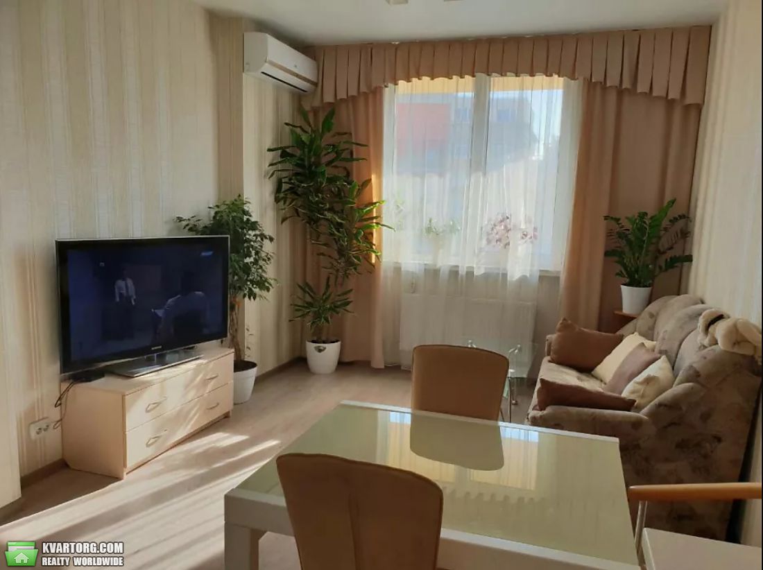 Rent out 3-room apartment. Киев,  Ломоносова — photo 1